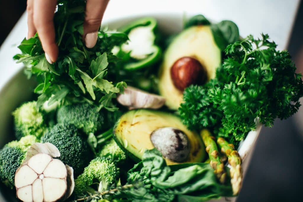 Avocat, légumes, main, salade, asperges, indice glycémique, The Belly Lab, TBL